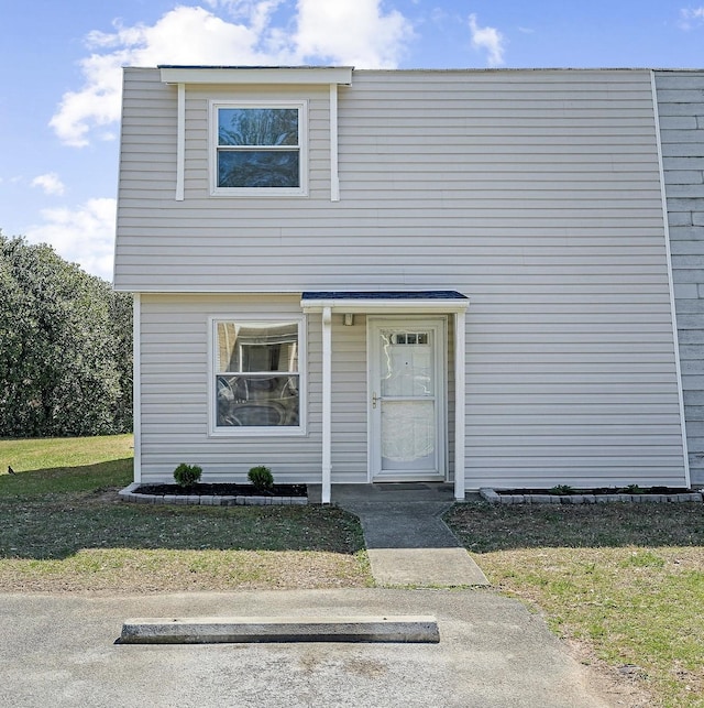 view of front facade featuring a front yard