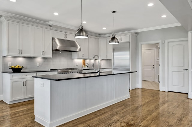2821 Brentwood Knoll Ct, Nashville, TN 37211 - kitchen with under cabinet range hood, dark countertops, a sink, crown molding, and dark wood finished floors