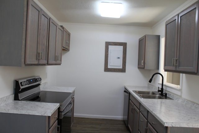 kitchen with a sink, appliances with stainless steel finishes, light countertops, baseboards, and dark wood-style flooring