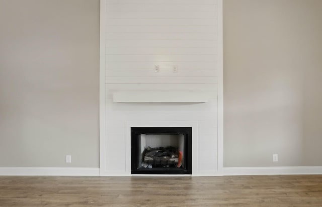 151 Cardinal Crk, Clarksville, TN 37040 - detailed view of wood finished floors, a large fireplace, and baseboards