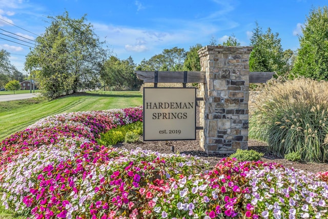community / neighborhood sign with a yard