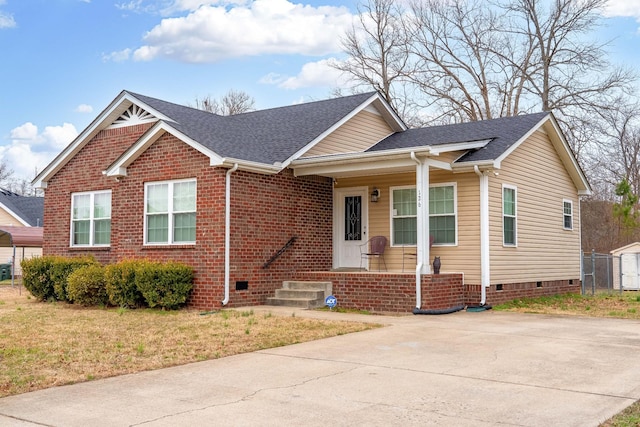view of front of home featuring a porch, roof with shingles, crawl space, and a front lawn