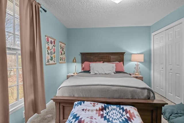 109 Robin Hood Rd, Dickson, TN 37055 - carpeted bedroom featuring a closet and a textured ceiling