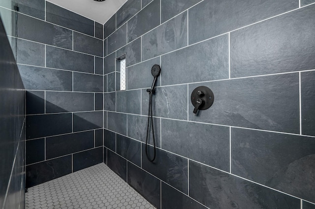 full bathroom featuring tiled shower
