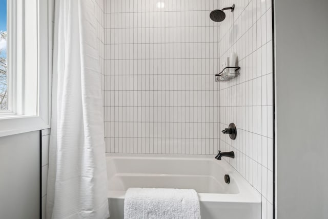 full bath with shower / tub combo with curtain