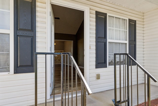 doorway to property with covered porch