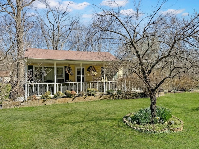 view of front facade with a front lawn and covered porch