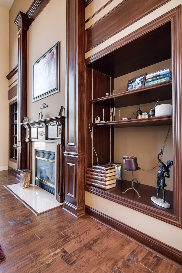 908 Plantation Blvd, Gallatin, TN 37066 - details featuring a fireplace, wood finished floors, and baseboards