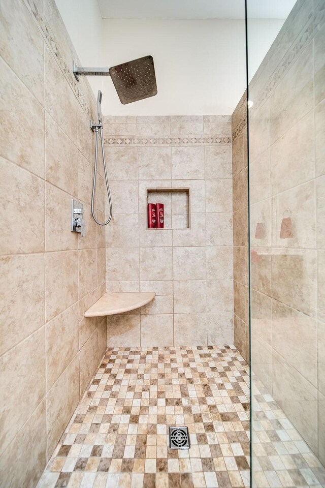 908 Plantation Blvd, Gallatin, TN 37066 - full bath with a tile shower