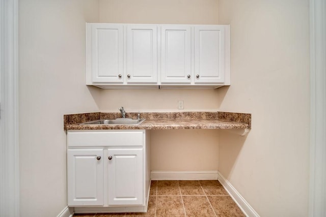 908 Plantation Blvd, Gallatin, TN 37066 - laundry room featuring light tile patterned floors, baseboards, and a sink