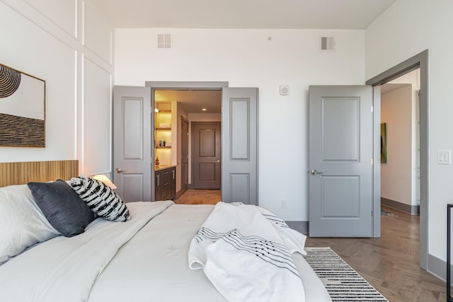 1616 W End Ave Unit 2602, Nashville, TN 37203 - bedroom featuring baseboards, visible vents, and connected bathroom