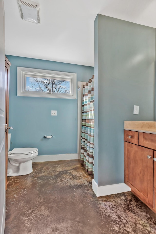 full bath featuring unfinished concrete floors, a shower with curtain, baseboards, visible vents, and toilet