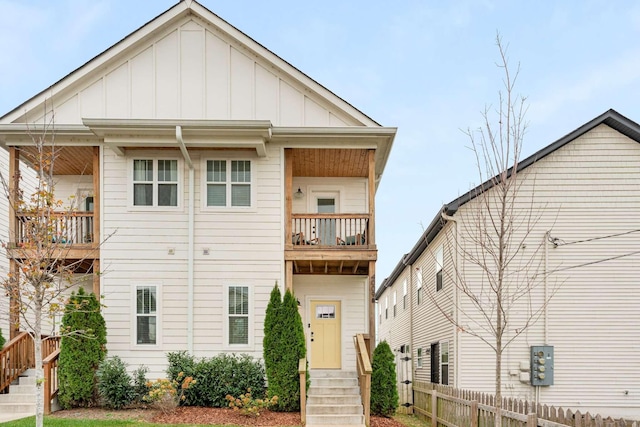 4009B Indiana Ave, Nashville, TN 37209 - view of front facade with entry steps, board and batten siding, a balcony, and fence
