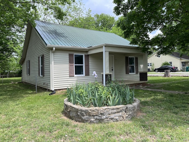 807 Meadowlane Dr, Lebanon, TN 37087 - view of front of home with metal roof and a front yard