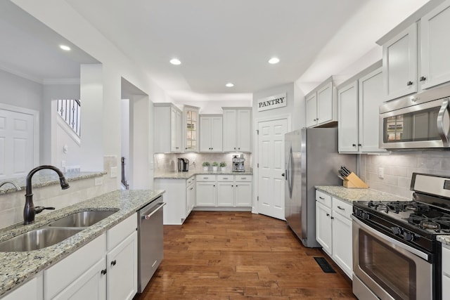 kitchen featuring visible vents, dark wood-type flooring, a sink, recessed lighting, and stainless steel appliances