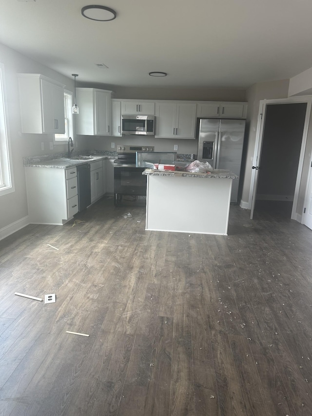 155 Cardinal Crk, Clarksville, TN 37040 - kitchen with stainless steel appliances, a sink, dark wood-style floors, and baseboards