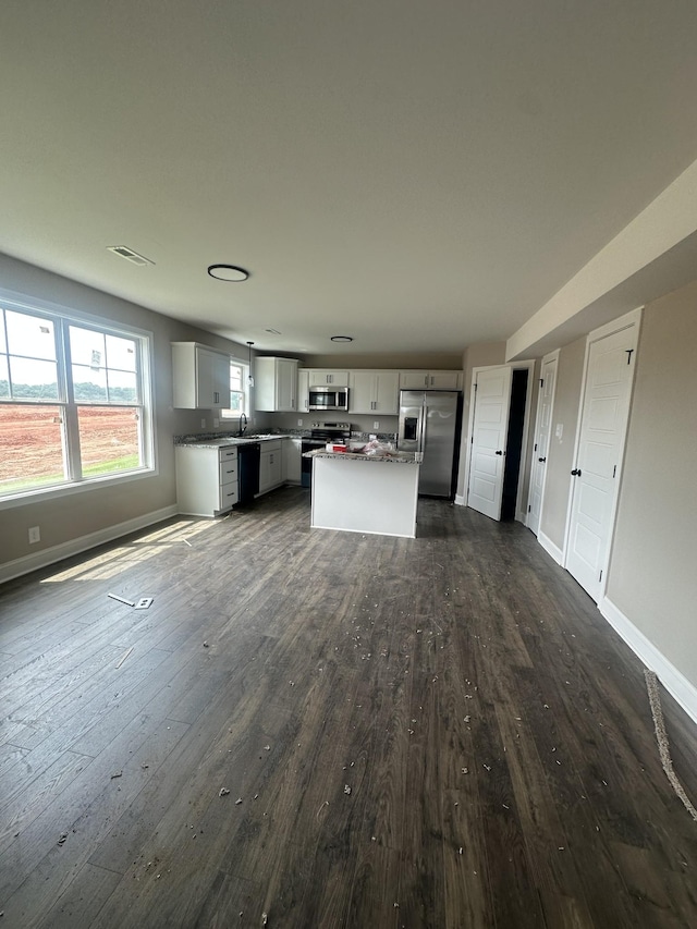 155 Cardinal Crk, Clarksville, TN 37040 - kitchen with stainless steel appliances, a sink, dark wood-style flooring, and baseboards