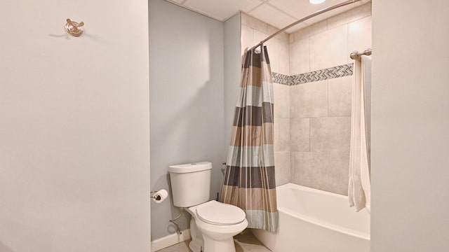 bathroom featuring tile patterned floors, toilet, shower / bathtub combination with curtain, and baseboards