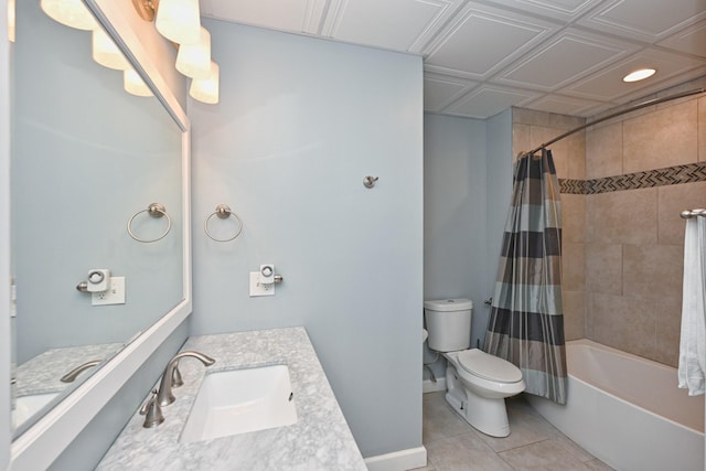 full bathroom featuring baseboards, toilet, shower / bathtub combination with curtain, vanity, and tile patterned floors