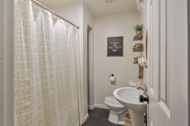 3355 Clearwater Dr, Clarksville, TN 37042 - full bath with visible vents, a shower with curtain, toilet, tile patterned flooring, and baseboards
