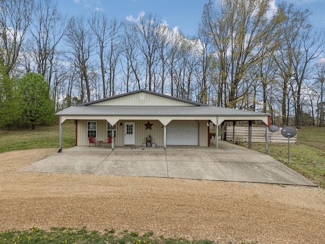 view of front of home with an attached garage, a front lawn, driveway, a porch, and a carport