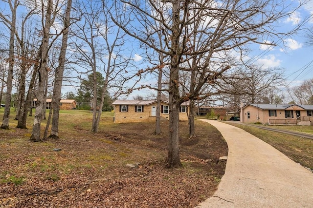 view of yard featuring driveway