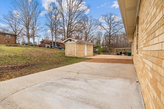 view of yard with an outdoor structure and concrete driveway