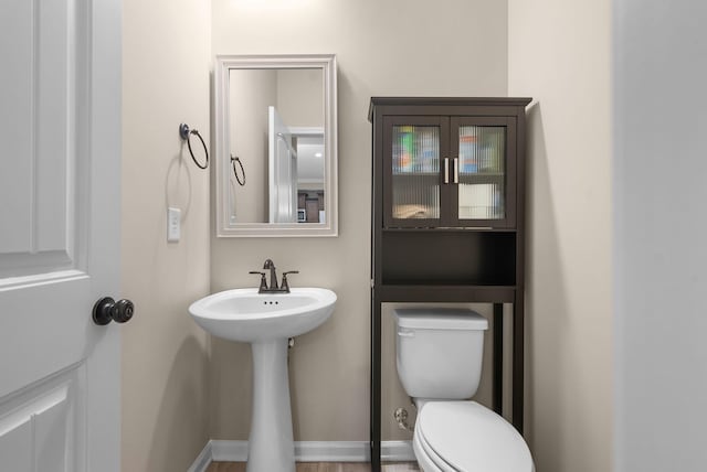 1561 Kestrel Dr, Clarksville, TN 37040 - bathroom featuring toilet, baseboards, and a sink