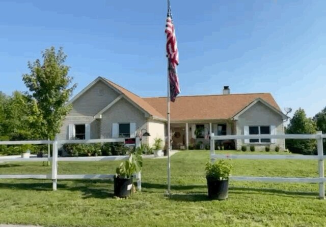 view of front of property featuring a front yard and fence