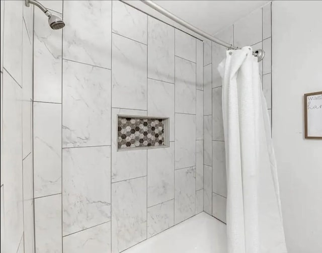 bathroom featuring shower / tub combo