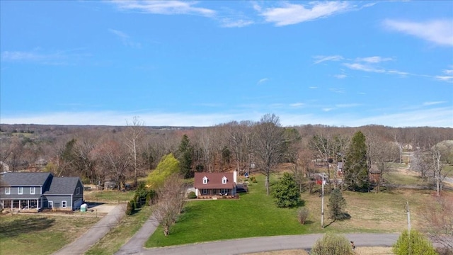 birds eye view of property featuring a forest view