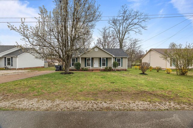 view of front of home featuring driveway and a front lawn