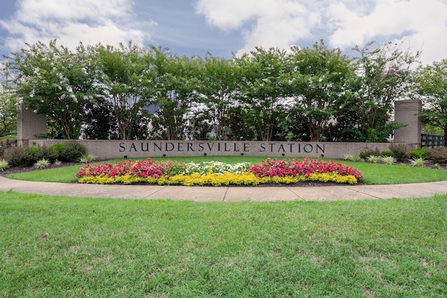community / neighborhood sign featuring a lawn