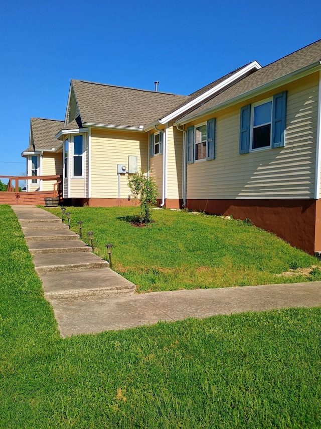 view of front of house featuring a front yard