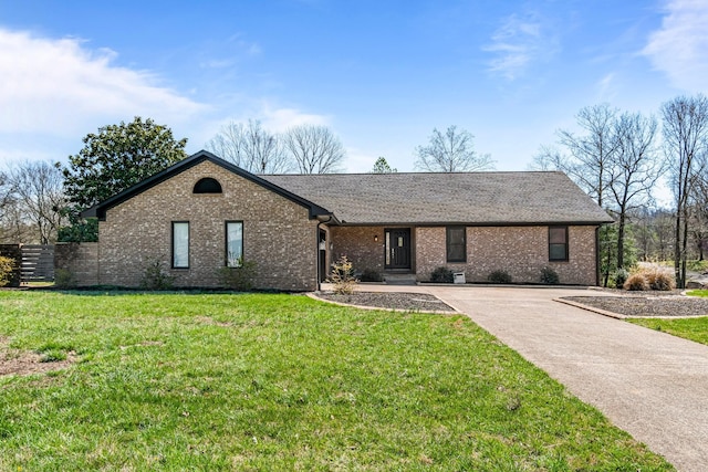 1106 Roseland Dr, Columbia, TN 38401 - view of front of home featuring brick siding, driveway, fence, and a front lawn