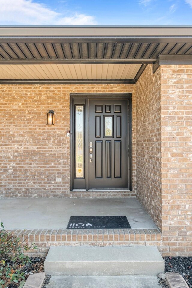 1106 Roseland Dr, Columbia, TN 38401 - property entrance featuring brick siding