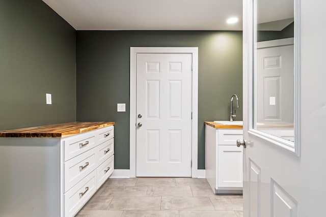 1106 Roseland Dr, Columbia, TN 38401 - entryway with baseboards and a sink