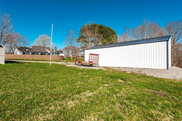 view of yard featuring an outbuilding