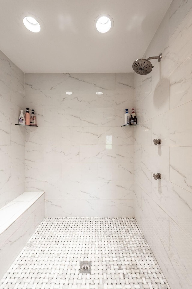 full bath with tiled shower