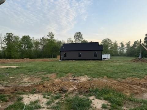 view of yard featuring an outbuilding