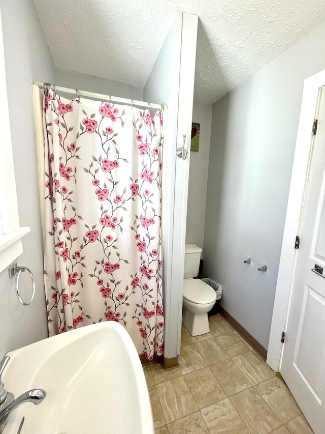 1088 Poole Mill Rd, Crofton, KY 42217 - bathroom with a textured ceiling, baseboards, toilet, curtained shower, and a sink