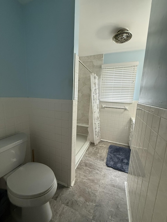 106 W Park Dr, Clarksville, TN 37043 - full bath featuring a wainscoted wall, a stall shower, toilet, and tile walls