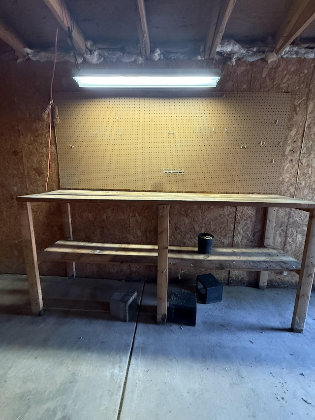 106 W Park Dr, Clarksville, TN 37043 - below grade area with a workshop area