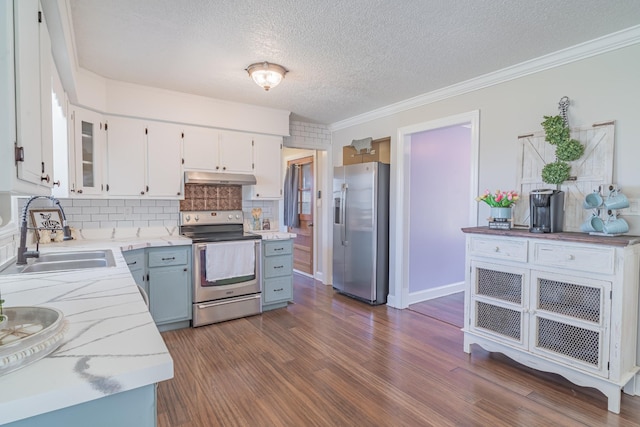 kitchen with ornamental molding, stainless steel appliances, under cabinet range hood, dark wood finished floors, and a sink
