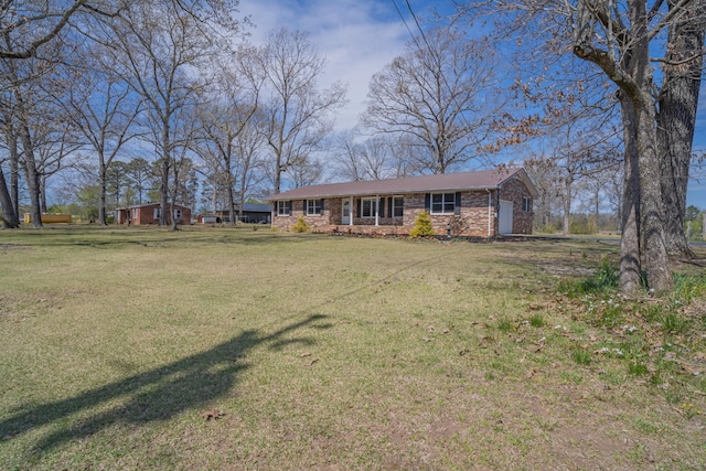 view of front of house featuring brick siding and a front yard