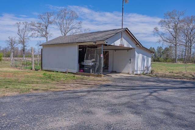 view of pole building featuring gravel driveway and a carport