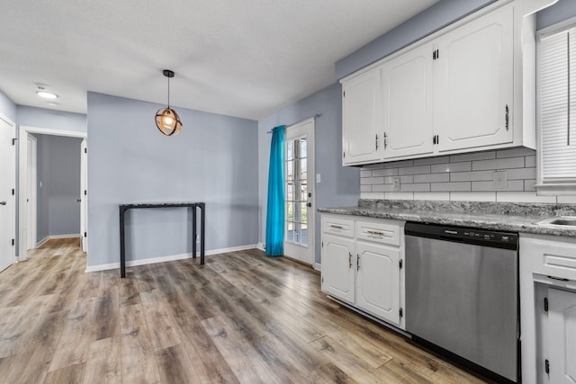1571 Barrett Dr, Clarksville, TN 37043 - kitchen featuring decorative backsplash, white cabinets, light wood-style flooring, dishwasher, and baseboards