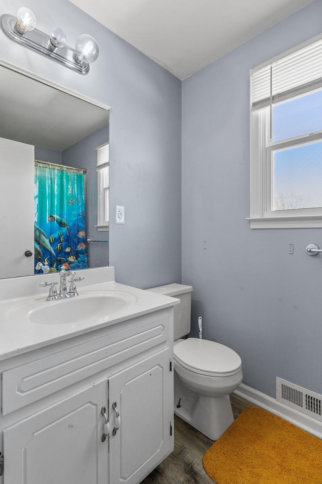 1571 Barrett Dr, Clarksville, TN 37043 - full bath with a shower with shower curtain, toilet, vanity, wood finished floors, and visible vents