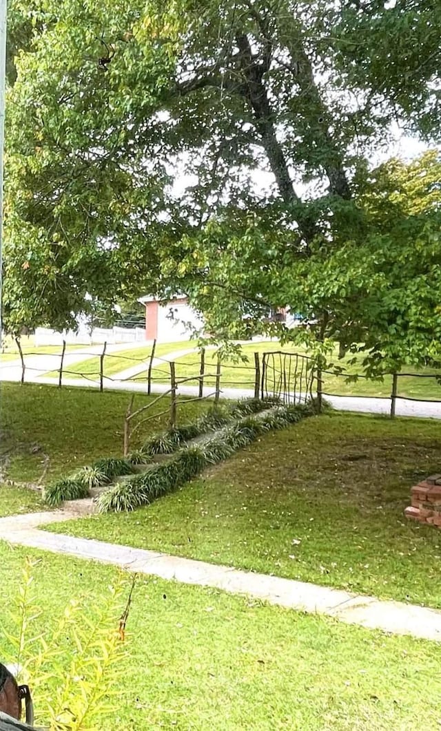 139 Hillcrest Cir, Gordonsville, TN 38563 - view of community featuring a lawn