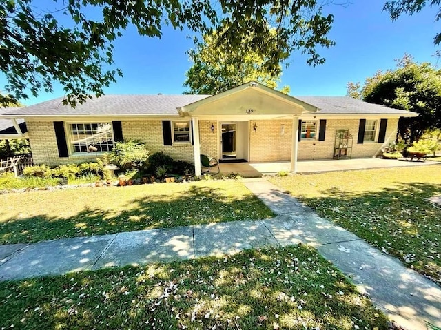 139 Hillcrest Cir, Gordonsville, TN 38563 - ranch-style house featuring brick siding and a front yard